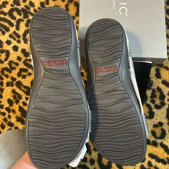 NIB VIONIC Mikah Silver Metallic Leather Sandals Size 7 - Picture 8 of 10